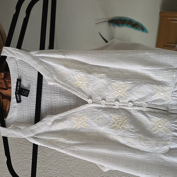 Cable & Guage White Sleeveless Floral Embroidered Top - Picture 3 of 8